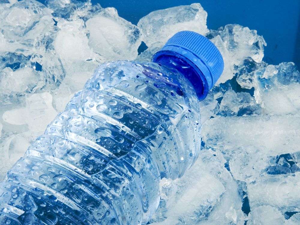 Frozen PET bottles are a countermeasure for high water temperature tanks!